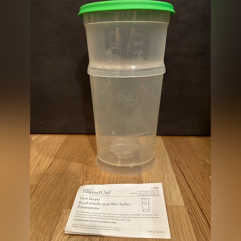 The Pampered Chef Herb Keeper #1787